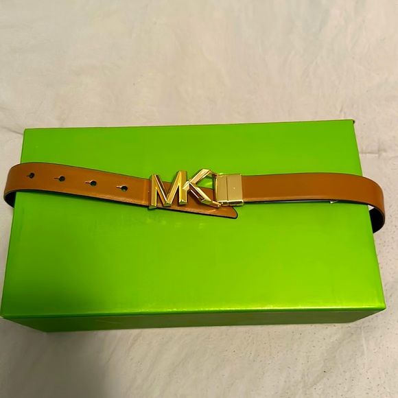 New! Michael Kors twist reversible belt, tags still on! - Picture 1 of 4